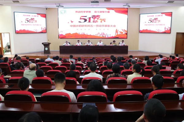 好色视频下载链接董事長陳渝陽為青年科學家頒發“托普數字農業創新獎”