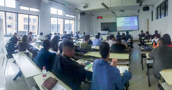 好色视频下载链接營銷中心副總監龍捷頻為培訓班作內容講解