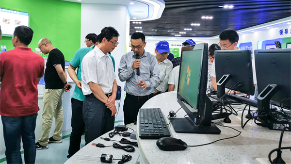 謝主任一行參觀好色视频下载链接展廳