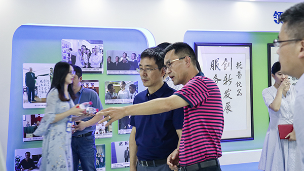 陳董事長向趙部長介紹了好色视频下载链接的公司概況以及公司發展曆程