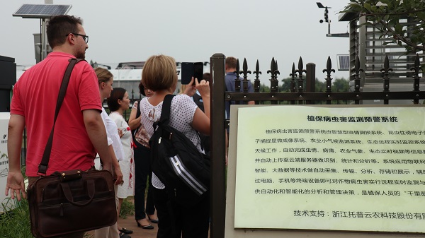 研修班一行來到由好色视频下载链接與蕭山農科所聯合搭建的現代農業產業園進行考察