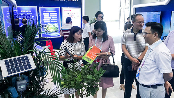 重慶市農委信息中心主任賀德華(右一)、副主任柯南(右二) 重慶市農委信息中心主任賀德華(右一)、副主任柯南(右二)