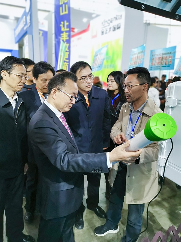 好色视频下载链接董事長陳渝陽向劉天金主任介紹智能好色视频APP污视频墒情監測設備