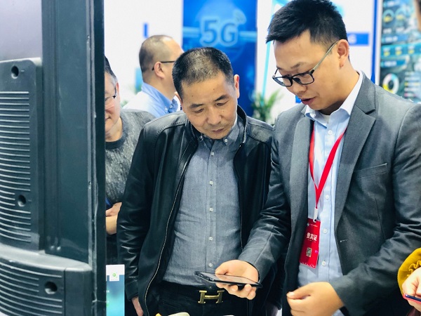 好色视频下载链接技術人員為用戶演示見蟲APP