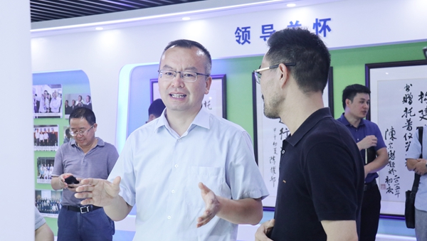 趙喜凱局長參觀好色视频下载链接展廳 趙喜凱局長參觀好色视频下载链接展廳