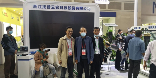 河北省植保植檢總站張秋生站長（中）蒞臨好色视频下载链接展位