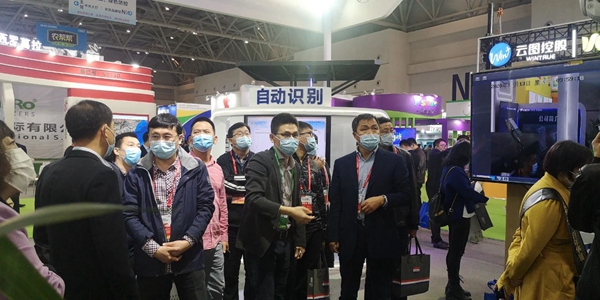 遼寧省綠色農業技術中心宋國柱主任、孟威副主任、張萬民科長蒞臨好色视频下载链接展位