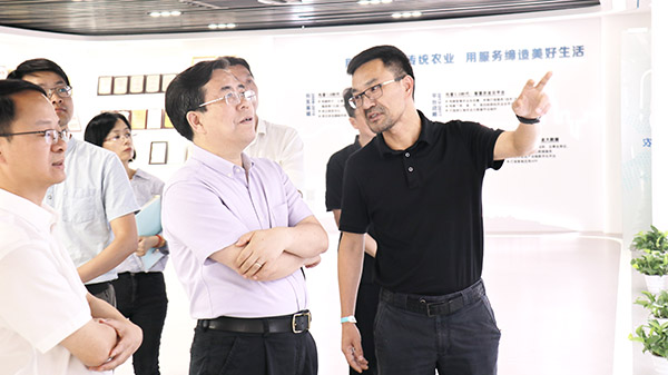 應義斌教授一行參觀好色视频下载链接數字三農展廳