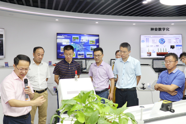與會專家領導參觀好色视频下载链接數字三農展廳 與會專家領導參觀好色视频下载链接數字三農展廳