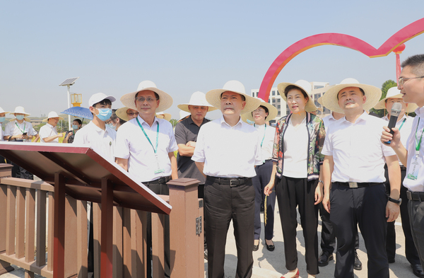 與會專家領導參觀好色视频下载链接支撐構建的智慧種業服務平台