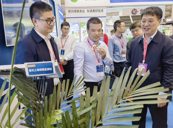 1697791605939661.jpg 2-全國農業技術推廣服務中心主任魏啟文,中國農業科學院蔬菜花卉研究所所長張友軍,全國農業技術推廣服務中心節水處處長吳勇一行的副本.jpg